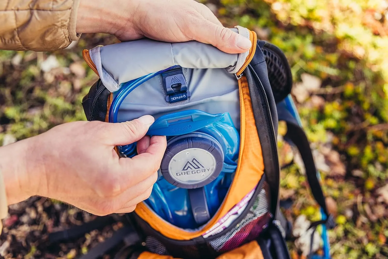Gregory Tempo 6L H2O Unisex Day Hiking/Backpacking Hydration/Mountain Biking Backpack, Insulated Hydration Sleeve for Water Bladder w/ 2L Reservoir Included, One Size Fits All, Carbon Bronze