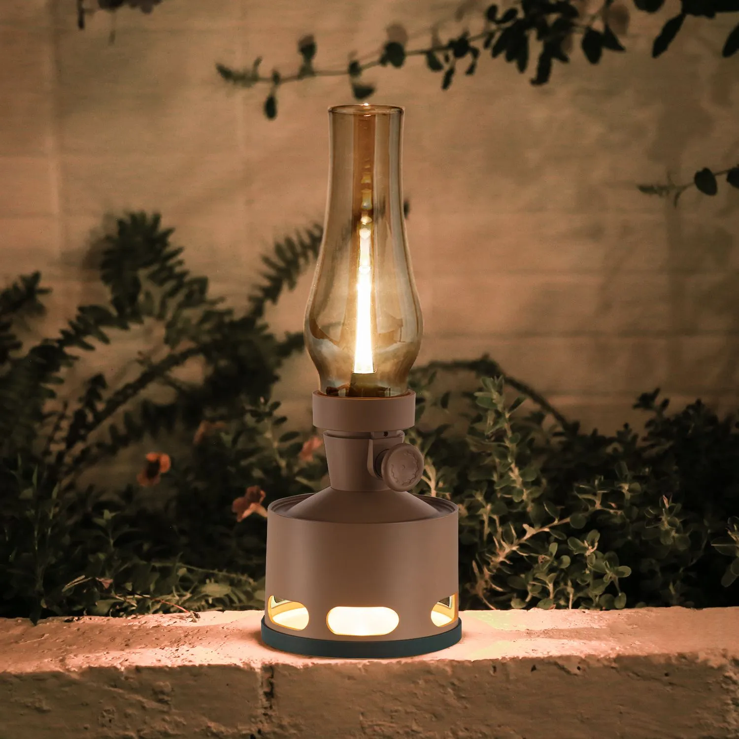 Vintage LED Lantern – Classic Rechargeable Lamp with Touch Flame Control